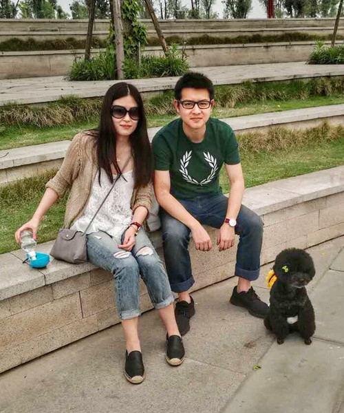 Tăng cân làm mất đi những đường nét góc cạnh trên khuôn mặt Lý Xung Thông. Làm việc nhiều với máy tính cũng khiến anh bị cận thị và phải đeo kính.