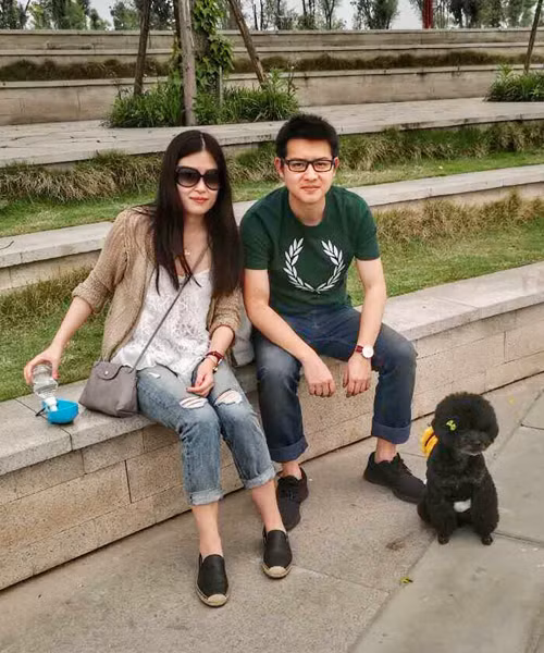 Tăng cân làm mất đi những đường nét góc cạnh trên khuôn mặt Lý Xung Thông. Làm việc nhiều với máy tính cũng khiến anh bị cận thị và phải đeo kính.