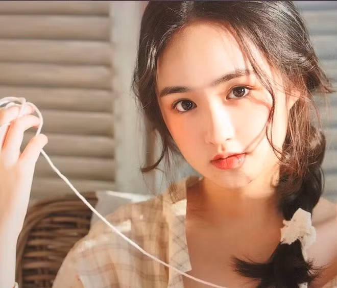 Ngoài giờ lên lớp, Thu Thu thường góp mặt trong các bộ hình lookbook đơn giản và theo phong cách dễ thương.