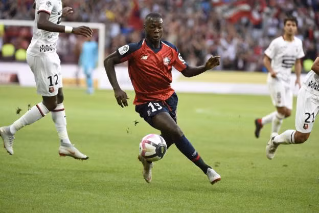 Theo Sport, Barcelona vẫn theo đuổi Nicolas Pepe của Lille. Tiền đạo 23 tuổi này đã ghi được 5 bàn, kiến tạo 3 bàn khác sau 8 trận ở Ligue 1 mùa này.