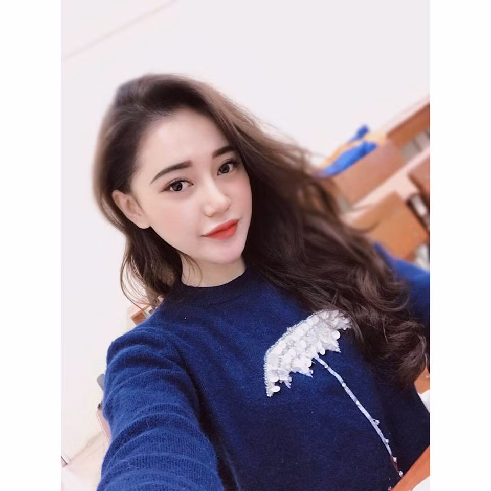 Ngay sau khi đoạn clip ghi lại màn phát ngôn bị cho là “ngớ ngẩn” về lối chơi của ĐT Đức sau khi ĐKVĐ World Cup bị loại chóng vánh trước Hàn Quốc lan truyền chóng mặt trên MXH, hot girl Thư Anh Trần cũng đã lên tiếng đính chính lại vụ việc trên.