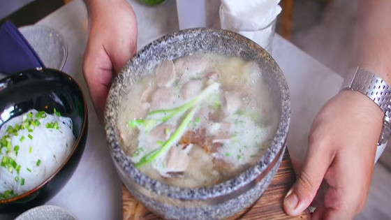 Điều làm nên mức giá 2.300.000 đồng nằm ở tô trứng chần nước lèo rưới sốt nấm truffle đen, một dĩa rau sống, một bát tương ớt đen đỏ và một bát sốt nấm truffle đen. Nấm truffle là loại nấm đắt nhất thế giới, giá mỗi ký khoảng 3.000 - 4.000 USD (70.000.000 - 92.000.000 đồng), trong khi truffle trắng có giá lên tới 7.000 USD/kg (khoảng 162 triệu đồng).