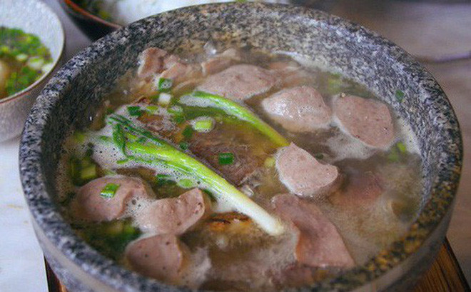 Phần tinh túy nhất của bát phở chính là nước lèo. Nước được nấu trong 12 tiếng từ hôm trước, khi khách hàng đến, đầu bếp mới thêm gia vị và các thành phần như thịt bò tươi, lòng trắng trứng, gừng và hành lá để làm dậy mùi.