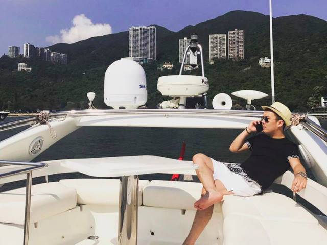 Sau các doanh nhân thì chính "hội con nhà giàu" được gọi là thế hệ siêu giàu thứ 2 của Trung Quốc luôn khiến bạn bè quốc tế kinh ngạc bởi độ ăn chơi, tiêu tiền không tiếc tay khi đi du học nước ngoài.