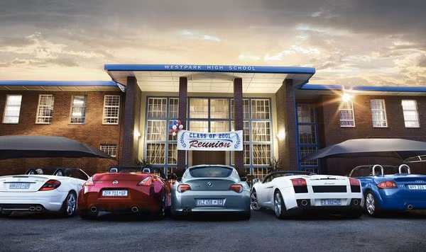 Để cho con cái có một nơi ổn định học tập, các đại gia Trung Quốc thường mua nguyên một căn biệt thự hoặc căn hộ sang trọng ngay giữa trung tâm cho con. Đơn cử như đã có một thương nhân người Trung Quốc đã liền một lúc mua 3 căn biệt thự loại sang tại California, mỗi căn đều có giá 20 triệu USD (khoảng 437 tỷ VND) để dành cho con sang an cư học hành.