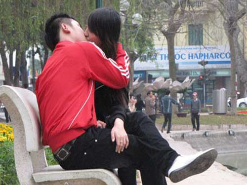 Sau khi xem clip, khá nhiều bạn trẻ tỏ ra không đồng tình với cách thể hiện tình cảm công khai của đôi bạn trẻ. Tuy nhiên cũng có một số cho rằng chuyện hôn nhau ngoài đường như thế này là khá bình thường, không có gì đáng nói.