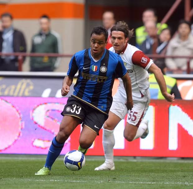 Trong 5 mùa giải tại AS Roma, Mancini đã có 40 bàn thắng trong 154 trận và đây là thành tích khiến cho chủ tịch của Inter Milan khi đó là Massimo Moratti đã hoàn toàn bị cầu thủ người Brazil này hút hồn. Năm 2008, chính vị chủ tịch của Inter đã đích thân đứng ra đàm phán thương vụ để đưa Mancini về sân Giuseppe Meazza với giá 13 triệu Euro. Nhưng có vẻ Mancini đã phụ lòng ông khi chỉ ghi được 1 bàn trong 27 trận ra sân trong suốt mùa giải 2008-2009 và cầu thủ này được đánh giá là bản hợp đồng tồi tệ trong lịch sử CLB Inter Milan.