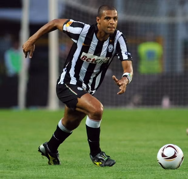 Felipe Melo gây ấn tượng mạnh ở Serie A mùa giải 2008-2009 với phong cách thi đấu máu lửa. Bị hớp hồn bởi lối chơi tràn đầy năng lượng cuả Melo, Juventus đã bạo chi 25 triệu Euro để rước tiền vệ người Brazil về đất Turin.Nhưng ở Juventus, Melo chỉ mang lại nỗi thất vọng dù anh được ưu ái trao nhiều cơ hội. Kết thúc 4 năm cùng Juventus, anh có 58 lần ra sân, ghi được 4 bàn với những màn thể hiện nhạt nhòa trên sân, không xứng với kỳ vọng của BHL cũng như NHM.