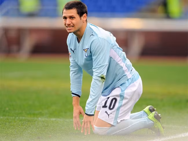 Bản hợp đồng thảm họa tại Serie A tiếp theo mang tên Mauro Zarate. Cựu cầu thủ của Al-Sadd đã có mùa giải 2008/2009 thành công trong màu áo Lazio theo dạng cho mượn với 13 bàn thắng và cũng chính sự thành công này khiến "nửa còn lại của thành Rome" đã phải chi ra số tiền 20 triệu để mua đứt Mauro Zarate. Nhưng sau khi chính thức là người của Lazio, Zarate lại sa sút thảm hại khi chỉ ghi được 3 bàn trong 32 trận ở mùa giải tiếp theo, “góp phần” giúp Lazio an vị ở vị trí thứ 12 cuối mùa.