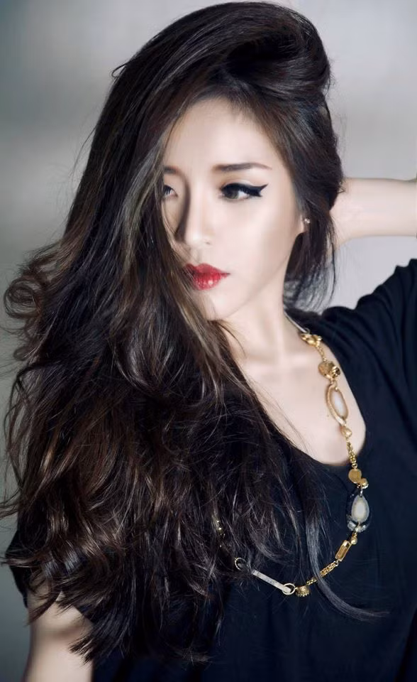 Nữ giám đốc 9X xinh đẹp này sở hữu những nét đẹp cực sang trọng và quý phái với đôi môi căng mọng cùng đôi mắt vô cùng thon gọn.