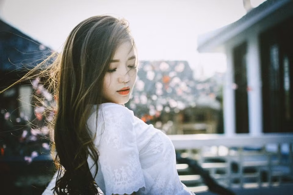 Ngoài kinh doanh, Cẩm Tú cũng có những sở thích như bao cô gái khác như làm đẹp, thời trang, du lịch. Ngoài ra, Tú thích chụp ảnh, vẽ vời, ca hát và tham gia các hoạt động xã hội, từ thiện.