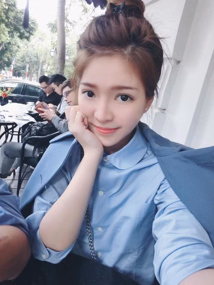 Thời gian qua, cư dân mạng chú ý tới nữ giám đốc 9X xinh đẹp có tên là Trương Cẩm Tú không chỉ bởi tài năng kinh doanh của mình mà còn bởi sắc đẹp trời phú chẳng thua kém gì hot girl của cô gái này.