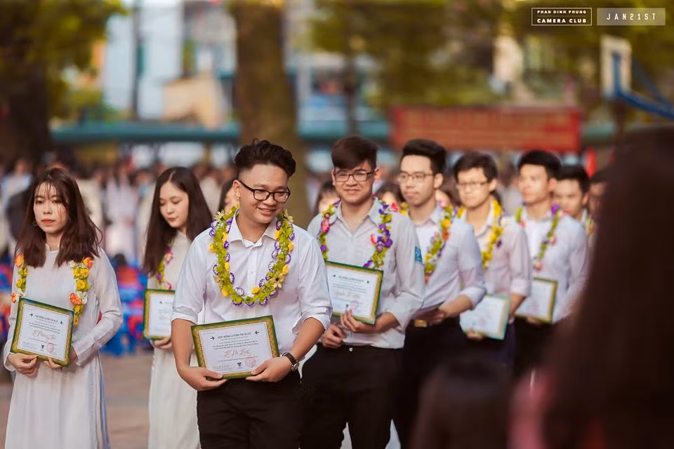 Theo tìm hiểu của dân mạng, thì bạn nam cầm cờ này có tên Phạm Hồng Đăng, hiện là học sinh lớp 10 của trường THPT Phan Đình Phùng, Hà Nội.