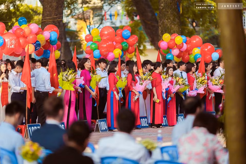 Ngay sau khi xuất hiện trên Fanpage cộng đồng, bức ảnh về cậu nam sinh cầm cờ điển trai đã hút hơn 58.000 like, gần 2000 chia sẻ và nhiều bình luận.