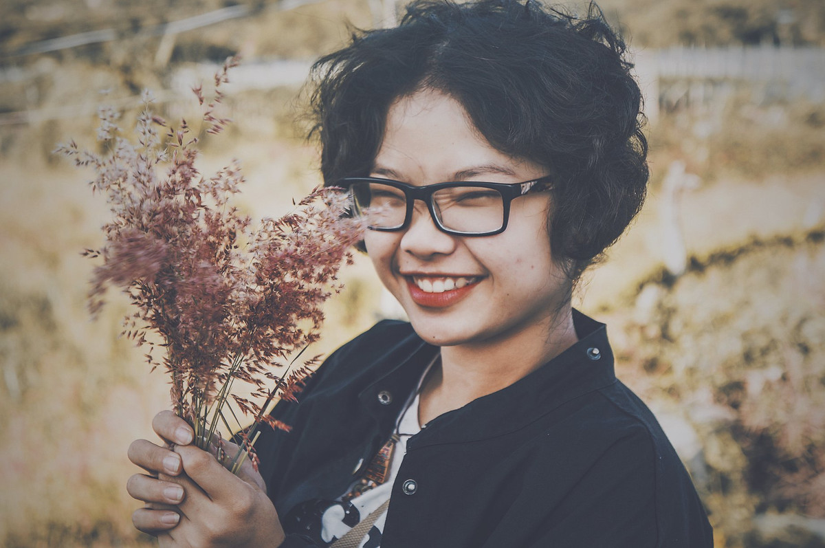 Khách mời Trấn Thành đã lên tận sân khấu để ôm vai Vũ Thị Châu và nhận xét: "Đây là tài năng hát hay nhất của Giọng ải giọng ai từ trước tới giờ".