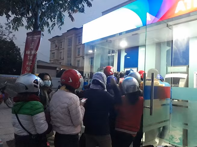 Do lượng người có nhu cầu rút tiền mặt tăng đột biến, không chỉ ban ngày mà đến cả tối, các máy ATM vẫn chật kín người.