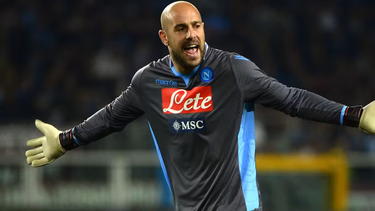 Cựu thủ môn Liverpool và Bayern Munich đang có một phong độ cao trong màu áo Napoli. Với 17 trận đã đá, anh có 27 pha cứu thua và mang về 9 trận giữ sạch lưới. Góp phần giúp Napoli bay cao ở vị trí thứ 3 cùng hiệu số bàn Thắng/Bại ấn tượng: 31/13, chỉ kém mỗi đội đầu bảng Inter Milan.