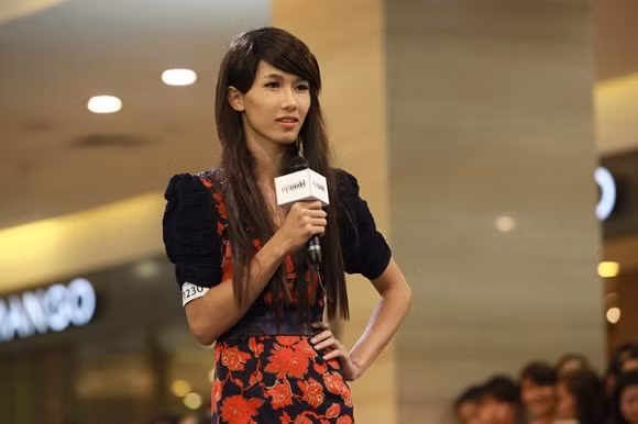 Trâm Anh tàng trữ 10 viên thuốc lắc giá 2 triệu đồng. Sau đó hot girl chuyển giới đồng ý mua giúp rồi bán lại giá 2,5 triệu đồng.