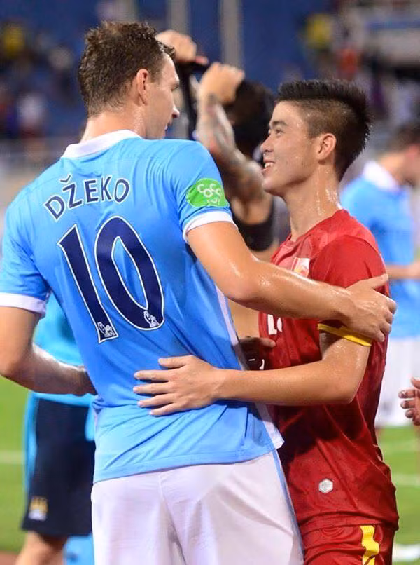 Ý nghĩa hơn khi Duy Mạnh là cầu thủ sinh năm 1996 đầu tiên được ông Miura gọi lên tuyển để tham dự trận đấu giao hữu với CLB Man City trên sân Mỹ Đình vào cuối tháng 7 vừa qua.