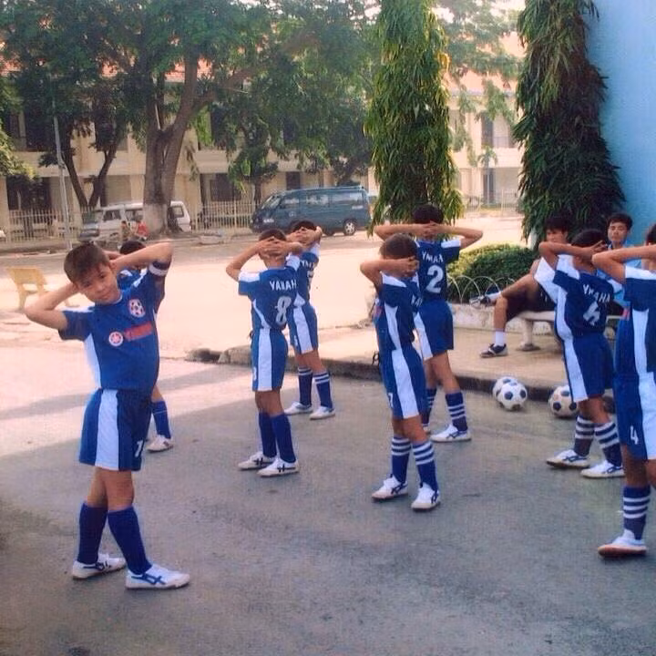 Đỗ Duy Mạnh sinh ngày 29/9/1996 tại Hà Nội. Cầu thủ này lớn lên và trưởng thành trong môi trường bóng đá của lò đào tạo bóng đá Hà Nội. Ngay từ khi còn nhỏ, Duy Mạnh đã thể hiện được tài năng của mình trong cuộc thi tìm kiếm tài năng bóng đá trẻ năm 2002.