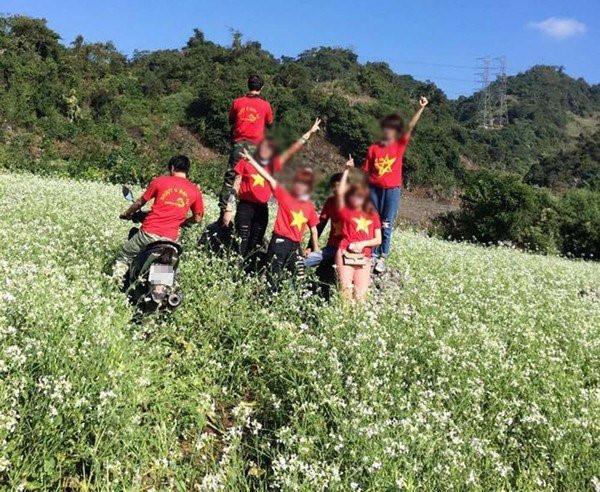 Một số người nhanh chóng nghĩ đến một "thảm họa" nào đó. Đây là đường đèo, việc đứng giữa đường cả xe lẫn người nhảy nhót vô cùng nguy hiểm, rất dễ xảy ra tai nạn đối với những người tham gia giao thông khác.