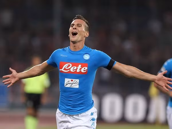 Bước sang đấu trường châu Âu, Milik là điểm sáng với cú đúp ngay trong hiệp 1 trận gặp Dinamo Kiev, giúp đại diện từ Serie A lội ngược dòng xuất sắc trên sân khách.