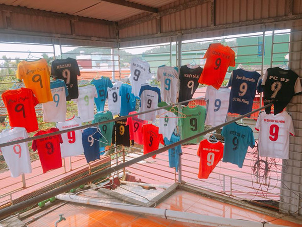 Như đồng lòng với Nghiêm Trang, nhiều nữ thành viên trên MXH đồng cảm: "Mấy ông chồng cứ hỏi sao phụ nữ mua sắm nhiều thế nhưng thực ra họ cũng có niềm đam mê sưu tập quần áo bóng đá cũng có thua kém gì đâu. Cánh mày râu mê thể thao thế nào thì hội chị em cũng thích mua sắm y như vậy".