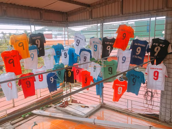 Như đồng lòng với Nghiêm Trang, nhiều nữ thành viên trên MXH đồng cảm: "Mấy ông chồng cứ hỏi sao phụ nữ mua sắm nhiều thế nhưng thực ra họ cũng có niềm đam mê sưu tập quần áo bóng đá cũng có thua kém gì đâu. Cánh mày râu mê thể thao thế nào thì hội chị em cũng thích mua sắm y như vậy".