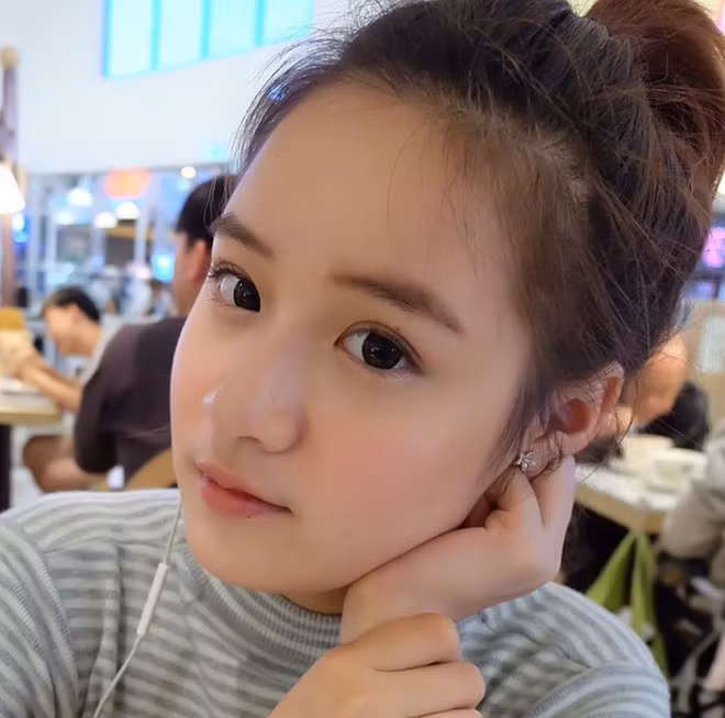 So sánh với 8 năm trước, diễn viên nhí ngày nào giờ đã lột xác thành cô gái xinh đẹp. Gương mặt Ploy Thanida Thanawat không có nhiều thay đổi theo thời gian vẫn là vẻ dễ thương vốn có.