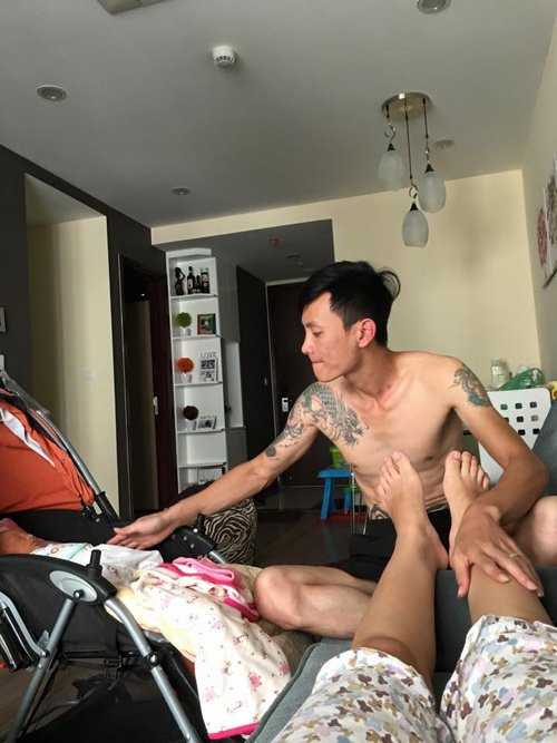 Tổng kết lại chặng đường đã trải qua cùng gia đình nhỏ, nữ người mẫu đã đăng tải những dòng tâm sự rất chân thật trên trang cá nhân: "Bây giờ, một ngày của chồng tôi là: 7h30 sáng dậy vệ sinh và thay quần áo cho cậu con trai thứ rồi đưa đi học. Sau đó, anh tranh thủ đi ăn sáng khi vợ và cô con gái út vẫn đang ngủ. Về nhà, anh chuẩn bị quần áo và lấy nước tắm cho 'công chúa' út, quay ra quay vào cả ngày trông nom cô út để mẹ đi làm, đi chợ, nấu cơm, đi show hay đi dạy (nhà không có và chưa bao giờ có giúp việc).