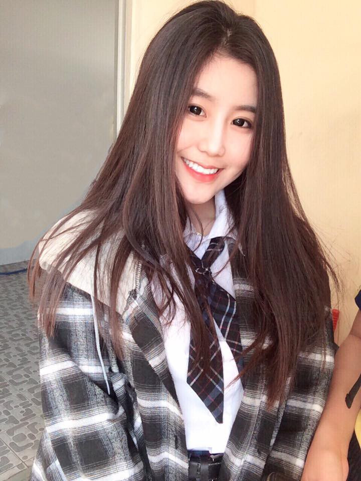 Theo như miêu tả của trang tin Hàn Quốc, Ngọc Trân là "nữ thần không góc chết" và dành không ngớt những lời khen có cánh cho cô bạn như: "Ngọc Trân tự hào sở hữu nét xinh xắn như búp bê với đôi mắt to tròn, hàng mi dài và lông mày sắc nét hay" hay "Ngọc Trân có một ngoại hình vô cùng hoàn hảo, từ gương mặt đến vóc dáng".