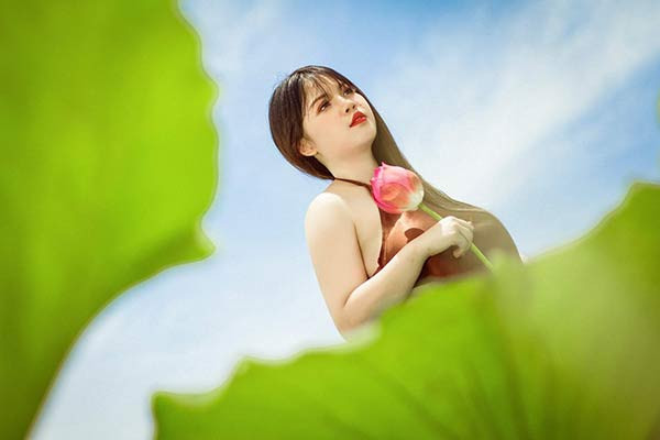 Tuy nhiên, vẫn có những ý kiến cho rằng cuộc thi THPT sắp tới nhiều bạn bè cùng lứa tuổi thì lao mình vào chuẩn bị và trau dồi kiến thức còn Thu Trang lại đi chụp ảnh, liệu đây có phải cô bạn này đang lãng phí từng giây phút quý báu trước kì thi ảnh hưởng đến tương lai?