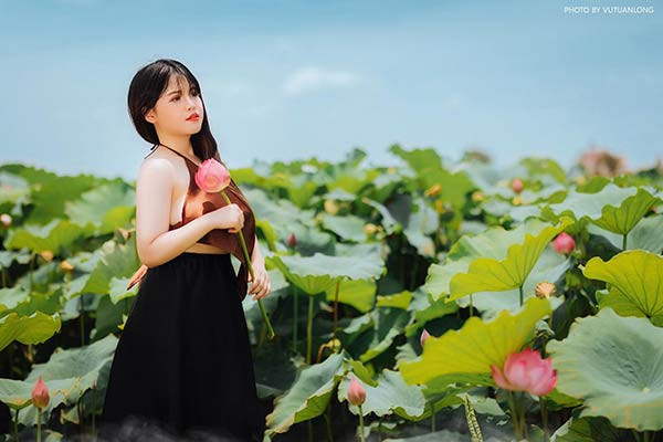 Nói thêm về bộ ảnh của mình, Thu Trang cho biết thêm khi chụp không chỉ có trở ngại về mặt thời tiết và kinh nghiệm làm mẫu, mà chính trang phục không phù hợp với cơ thể đã khiến nhiều lần cả đoàn phải dừng lại, căn chỉnh sao cho ra những bức ảnh đẹp nhất.