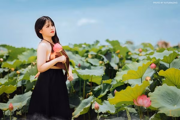 Nói thêm về bộ ảnh của mình, Thu Trang cho biết thêm khi chụp không chỉ có trở ngại về mặt thời tiết và kinh nghiệm làm mẫu, mà chính trang phục không phù hợp với cơ thể đã khiến nhiều lần cả đoàn phải dừng lại, căn chỉnh sao cho ra những bức ảnh đẹp nhất.