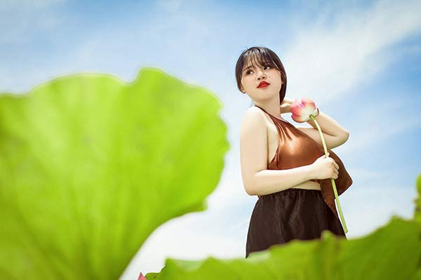 Ngắm những khoảnh khắc áo yếm bên hồ sen của Thu Trang, đa phần dân mạng đều dành những lời khen cho cô bạn này và ê-kíp bởi từng góc ảnh được đầu tư và chỉnh sửa khá tỉ mỉ.