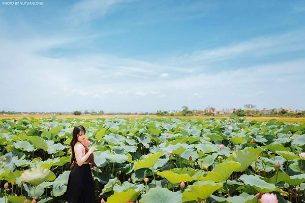 Lần đầu tiên được khoác lên mình trang phục truyền thống của người phụ nữ miền Bắc xưa, Thu Trang không khỏi hồi hộp và có nhiều cảm xúc khác nhau. Đặc biệt, nữ sinh 10X ngực khủng này cảm thấy ngại khi ê-kíp hôm đó có khá nhiều bạn nam. Bộ ảnh được hoàn thành sau 3 tiếng tạo dáng.