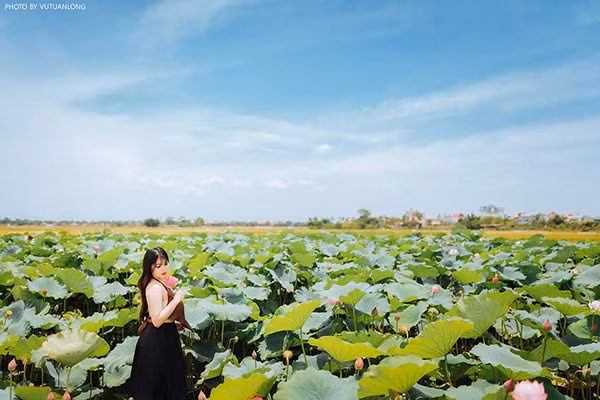 Lần đầu tiên được khoác lên mình trang phục truyền thống của người phụ nữ miền Bắc xưa, Thu Trang không khỏi hồi hộp và có nhiều cảm xúc khác nhau. Đặc biệt, nữ sinh 10X ngực khủng này cảm thấy ngại khi ê-kíp hôm đó có khá nhiều bạn nam. Bộ ảnh được hoàn thành sau 3 tiếng tạo dáng.