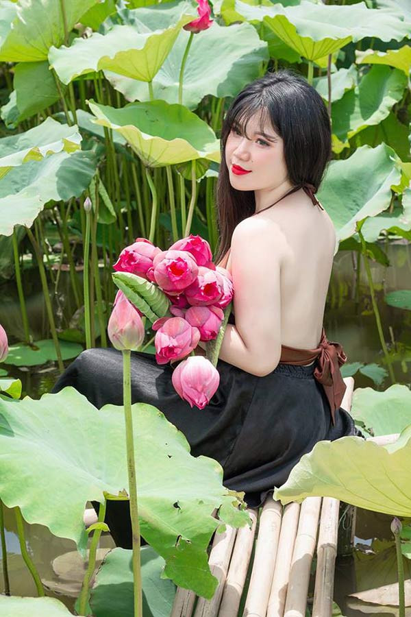 Trả lời thay Thu Trang về những thắc mắc trên, một số dân mạng bày tỏ quan điểm rằng: "Thực ra thì chụp ảnh cũng là một hình thức thư giãn mà trước cuộc thi quan trọng nên thả lỏng để tạo tinh thân thoải mái nhất. Đã từng có nhiều trường hợp vì quá lo lắng mà biến bài thi của mình trở nên dở tệ. Mình ủng hộ bộ ảnh này".