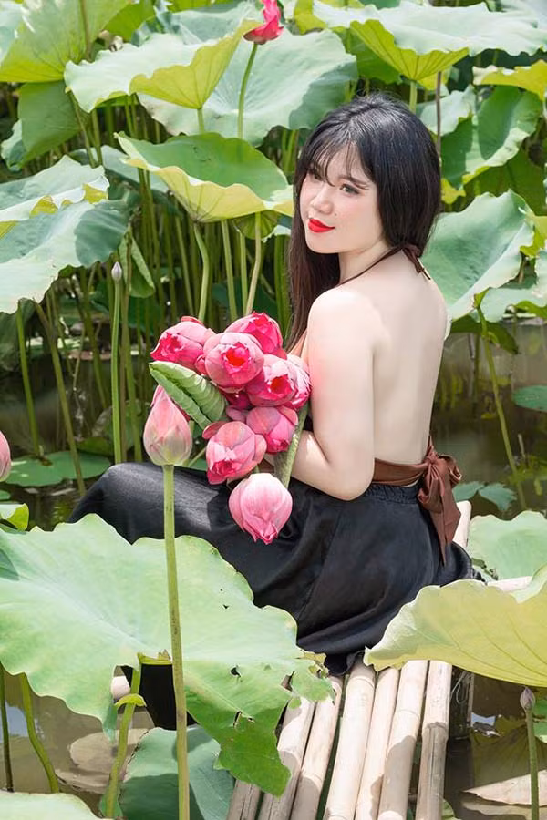 Trả lời thay Thu Trang về những thắc mắc trên, một số dân mạng bày tỏ quan điểm rằng: "Thực ra thì chụp ảnh cũng là một hình thức thư giãn mà trước cuộc thi quan trọng nên thả lỏng để tạo tinh thân thoải mái nhất. Đã từng có nhiều trường hợp vì quá lo lắng mà biến bài thi của mình trở nên dở tệ. Mình ủng hộ bộ ảnh này".