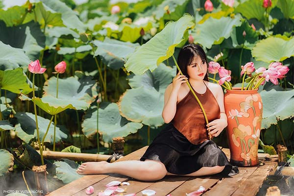 Theo chia sẻ của Thu Trang, bộ ảnh áo yếm của cô được thực hiện cách đây không lâu, trong thời tiết khá nóng nực nhưng vì muốn đánh dấu tuổi 18 của mình, cô bạn cùng ê-kíp đã vượt khó để thực hiện nó.