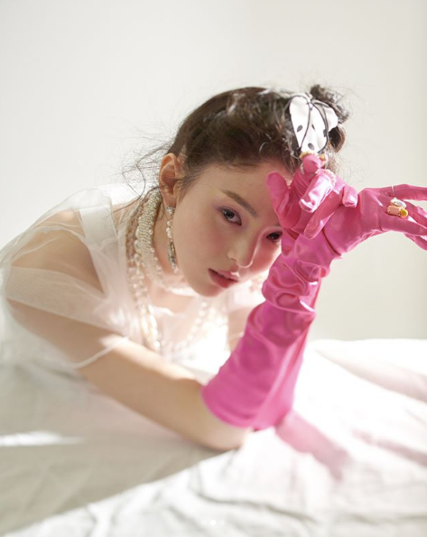 Tuy nhiên, có người cho rằng tất cả chỉ do Han So Hee biết lựa góc chụp để giống với đàn chị.