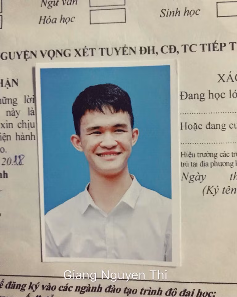 Cười cợt khi chụp ảnh thẻ là điều không nên nhưng nhỡ rồi thì phải chụp lại thôi.