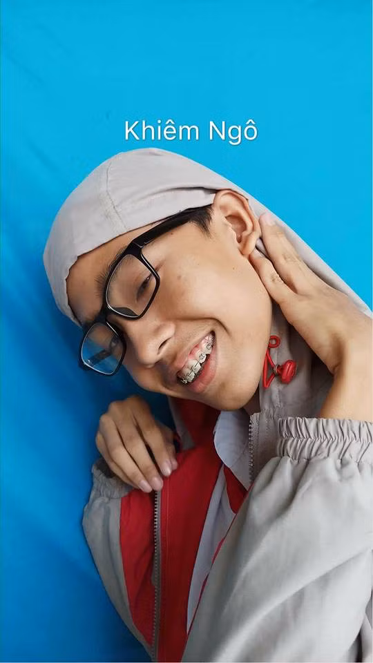 Bên cạnh việc đưa ra những bình luận dân mạng cũng chia sẻ rất nhiều những dáng chụp ảnh thẻ cực chất của mình.