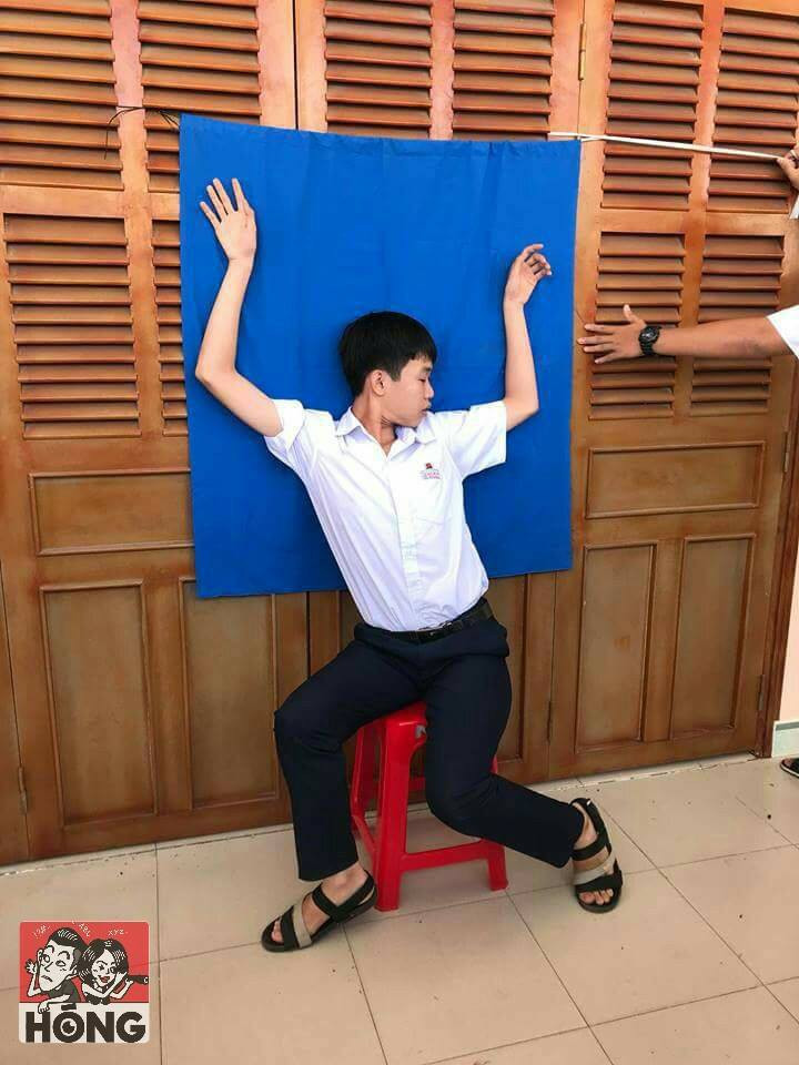 Chụp ảnh thẻ cũng phải tạo dáng thần thái.