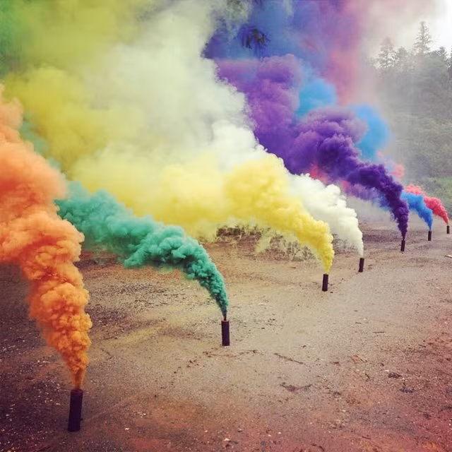 Xu hướng chụp ảnh gần đây, thay vì dùng bột màu lấm lem hết mặt mũi, quần áo để có bức ảnh đẹp thì những nhiếp ảnh gia, những người mê chụp ảnh đã tận dụng đám khói màu sắc của smoke bomb để tạo nên những bức ảnh đậm chất nghệ thuật.