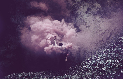 Smoke bomb khác với pháo hoa ở chỗ nó có thể cháy lâu hơn và cho ra nhiều những làn khói sắc màu thay vì ra tia lửa pháo hoa. Chính vì vậy, nó giúp các bạn trẻ có thể sáng tác ra những bức ảnh nghệ thuật.