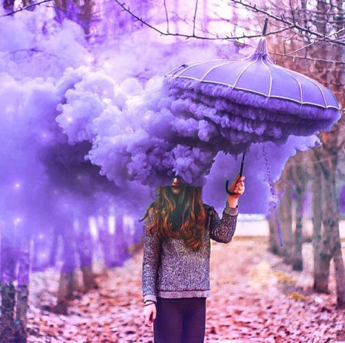 Bên cạnh những bạn trẻ thì rất nhiều những cặp đôi yêu nhau đã sử dụng smoke bomb để làm đạo cụ cho những tấm hình cưới của mình.