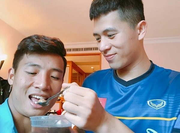 Những khoảnh khắc "tình tứ" mà Đình Trọng "bón" cho Tiến Dũng khi tập trung ở đội tuyển.