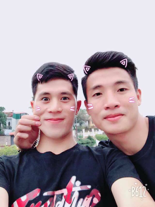 Hình ảnh Đình Trọng và Tiến Dũng cùng selfie với hình ảnh dễ thương đã khiến không ít các fan nữ phải rụng tim. Thậm chí, nhiều cô gái còn cho rằng, thay vì ghen tỵ họ còn sẵn sàng "rụng trứng" vì hai chàng trai này.