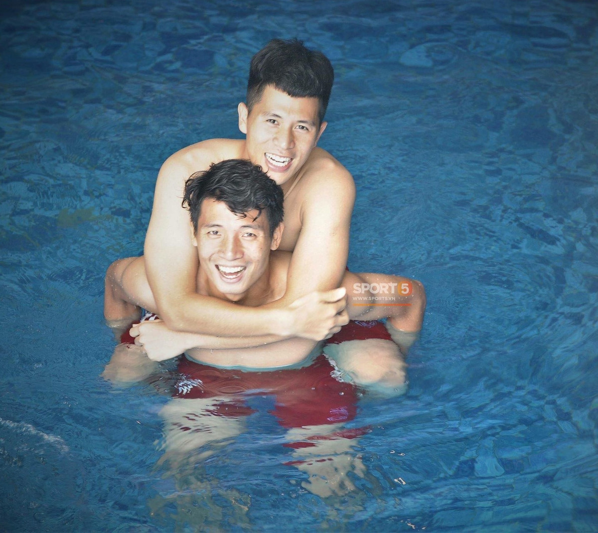 Do biết rằng fan rất hứng khởi với những bức ảnh "tình tứ" của mình, Tư Dũng và Trọng Ỉn cũng rất chăm chỉ thể hiện tình cảm của mình mỗi khi có cơ hội gần nhau.